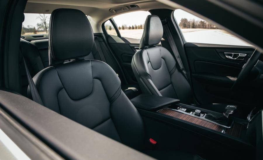 Интерьер Volvo S60 T5 Momentum 2018 года  (NA) (фото 7 из 41)
